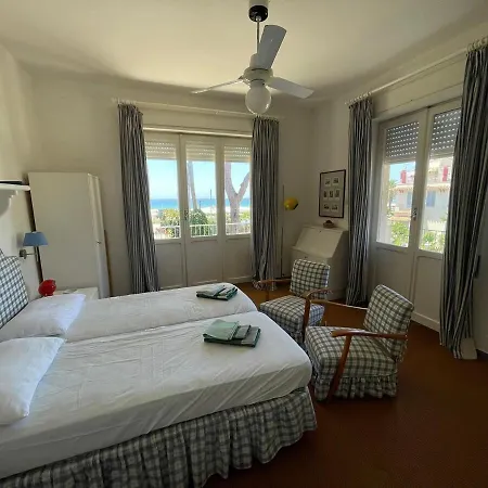 Sea Breeze Beachfront Apartment *