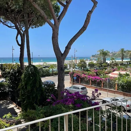 Sea Breeze Beachfront * Gaeta