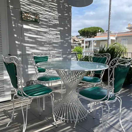Sea Breeze Beachfront Apartment Gaeta