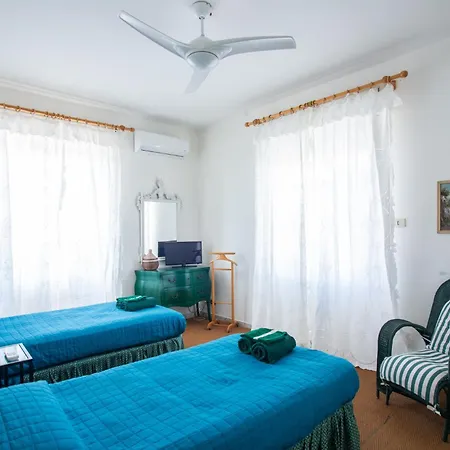 Sea Breeze Beachfront 아파트