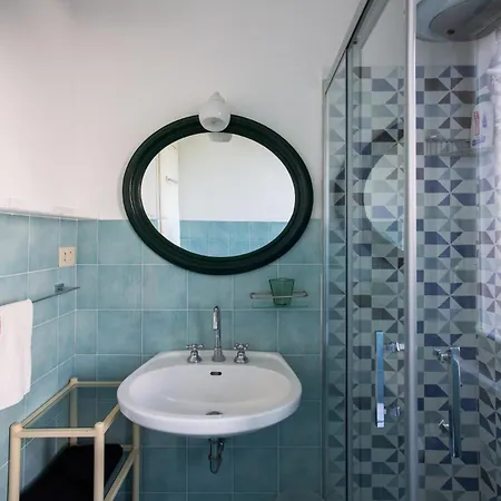 Sea Breeze Beachfront Apartamento *